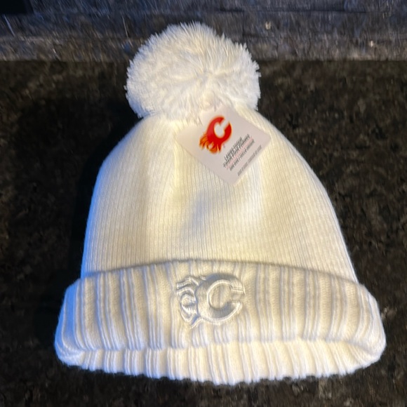 NWT Calgary Flames Toque. - Picture 1 of 1